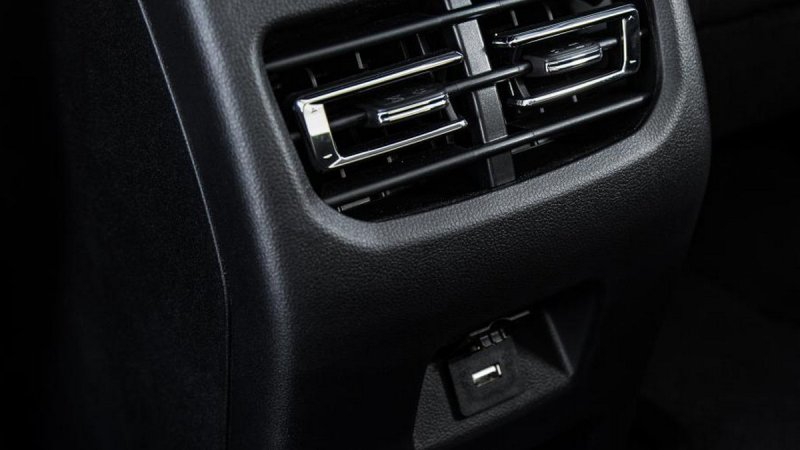 USB порт - артқы<br>Артқы қатардағы үрлеу дефлекторлары